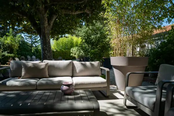 Salon de jardin à l'ombre des arbres