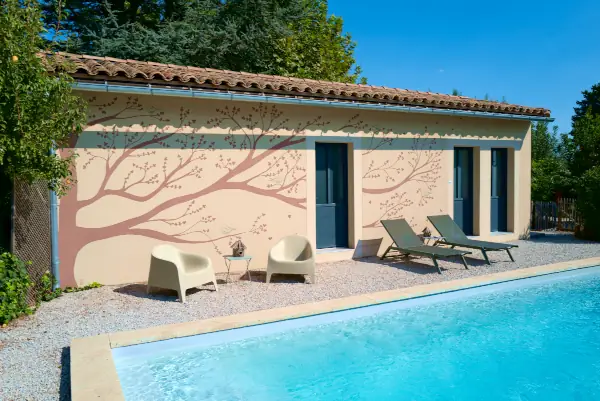 Piscine et façade décorée de la maison d'hôtes